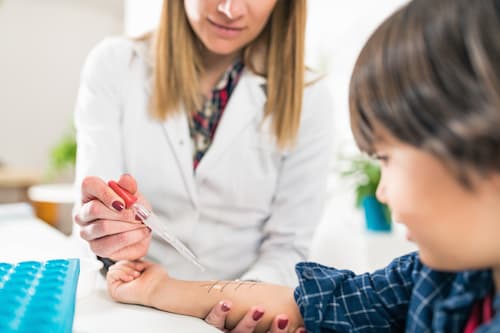 Jak wykonuje się testy alergiczne u dzieci i jakie są ich rodzaje?